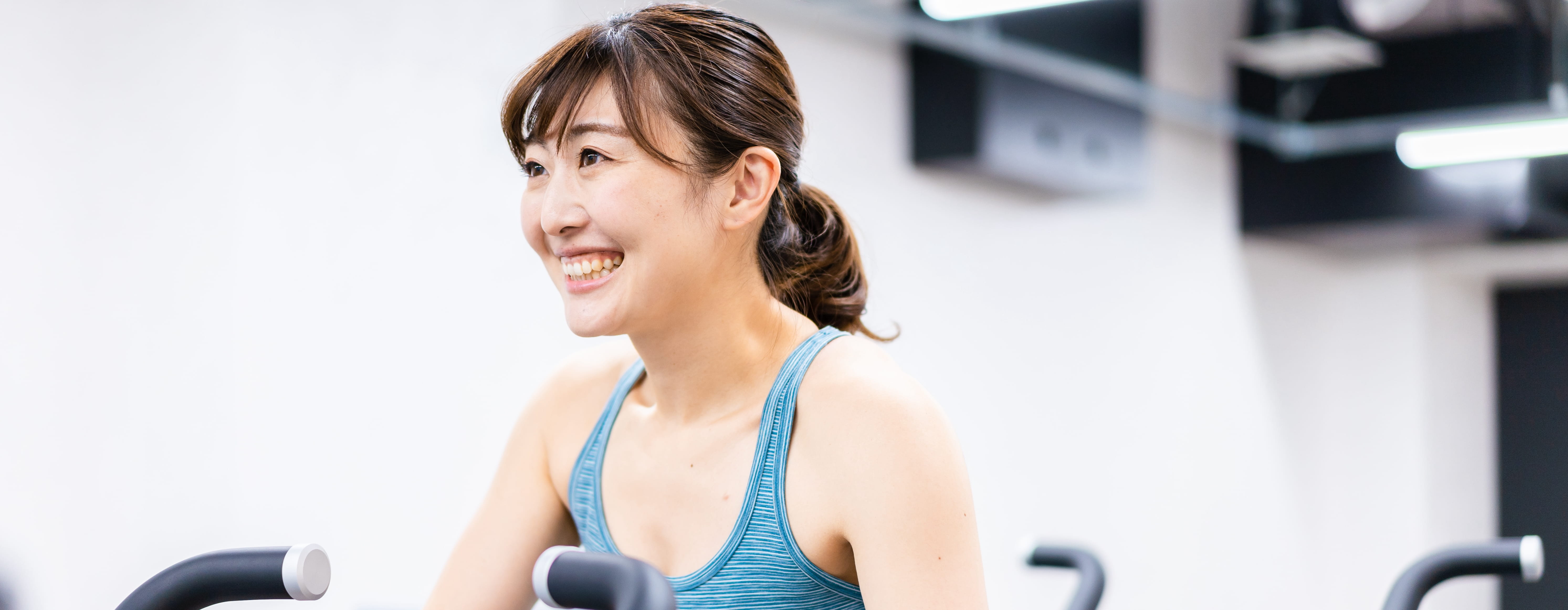 女性がトレーニングしている姿